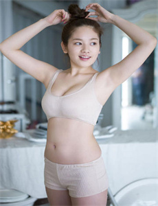 《美女露出尿口让男人揉动态图网站》
