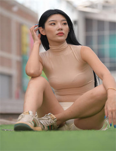 《嫩草视频》