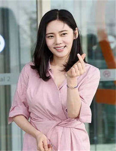 《美女裸露双奶头与尿口的图片》