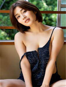 《办公室爆乳女秘在线HD》